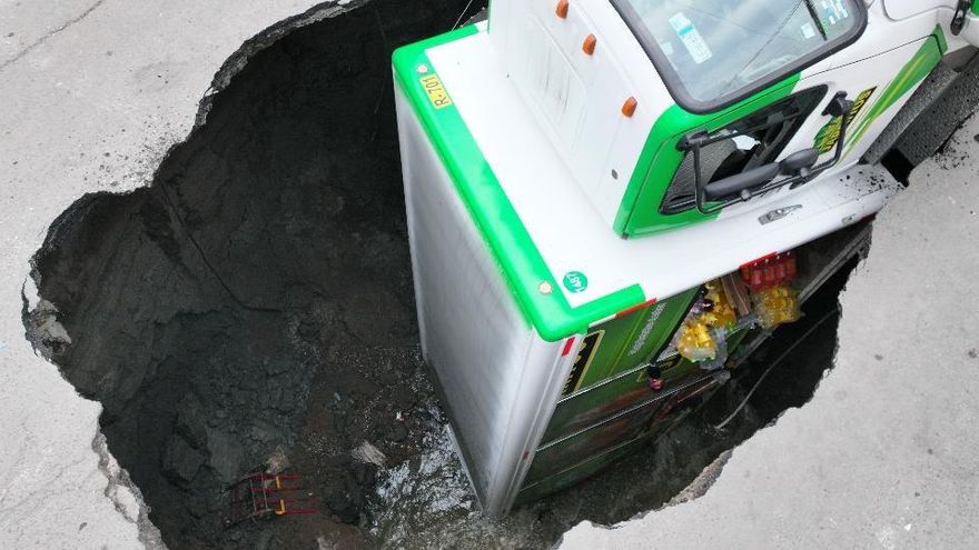 影/驚險瞬間曝！墨國路面現天坑　卡車後輪遭困「倒頭裁」掉落