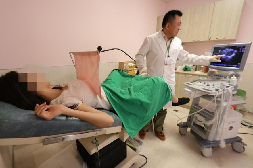 58歲婦停經後仍異常出血！就醫驚罹「子宮內膜癌」