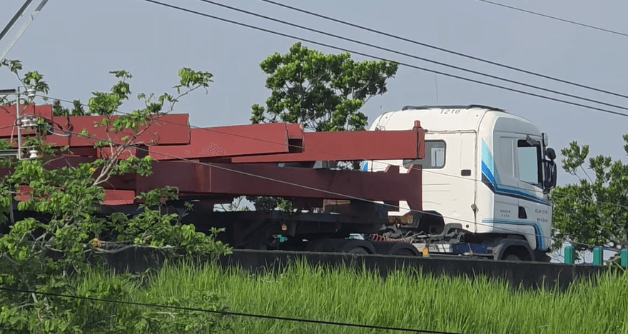 影/嘉義台82線聯結車鋼樑突掉落　嚴重回堵近2小時