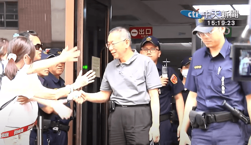 柯文哲越關越大尾？　羈押一年！最新民調不跌反升