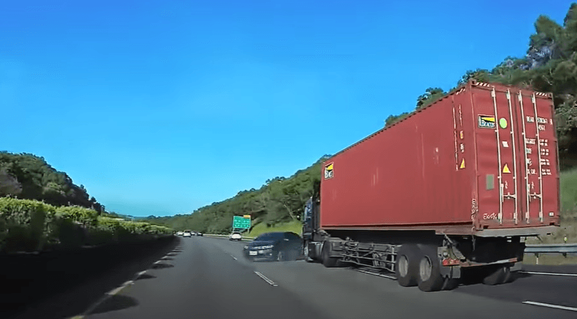 驚險！轎車遭聯結車擦撞國道旋轉2圈再遭追撞　幸1人輕傷