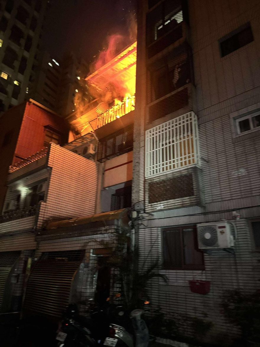 台中火警！頂樓加蓋神明廳起火燒到隔壁　幸無人傷亡