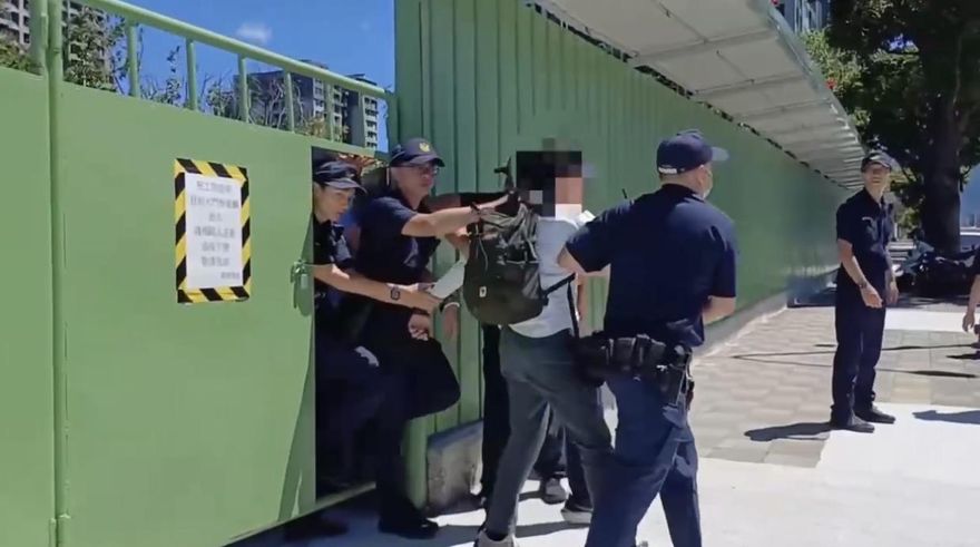 影/淡水公七公園自救會9成員闖工地　警強制帶離送辦