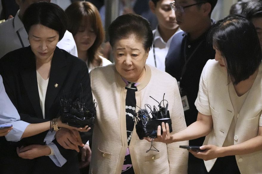 送香奈兒包賄賂金建希？韓統一教會長韓鶴子　現身接受調查