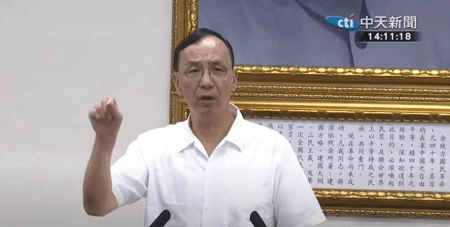 影/淡江大橋合龍掛紅布條「最親民總統」　朱立倫：一個笑話