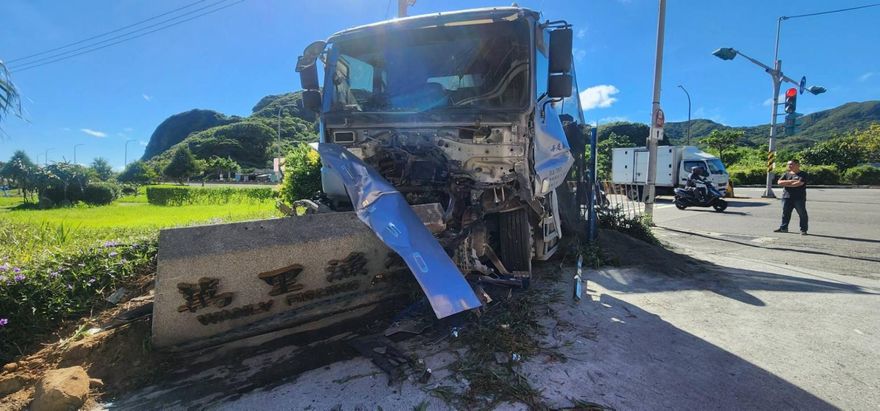 台二線曳引車疑煞車失靈！連環追撞後衝撞石碑