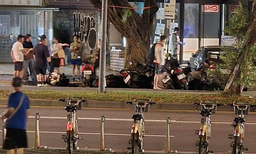 北市中山北路公車衝撞路邊多車　3人受傷送醫
