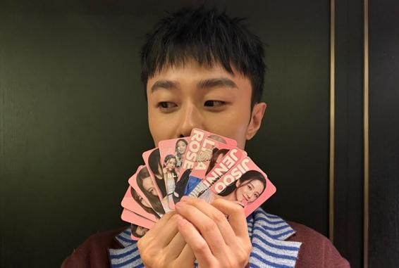 施柏宇赴韓宣傳！大展男友力替團隊下廚　嗨收BLACKPINK限量週邊