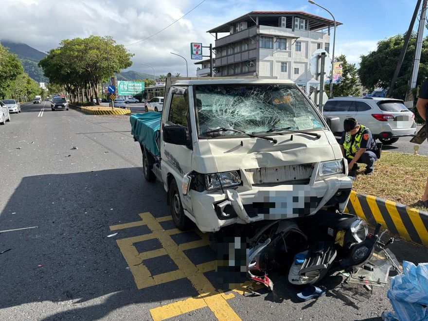 影/礁溪阿公「換車道遭追撞」慘丟命！貨車玻璃碎成蜘蛛網