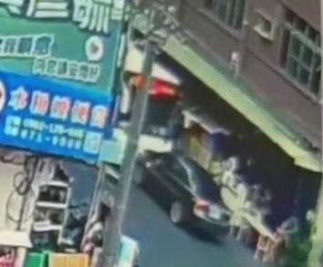 影/不只美濃天坑出事！高雄公車驚爆「高速逆向撞轎車」