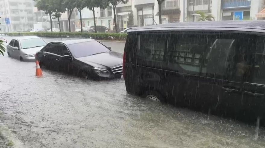 影/排水不良釀災！午後暴雨狂炸嘉義　騎士遭積水吞噬