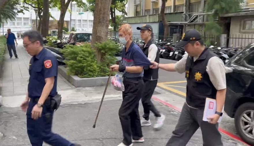 影/「陰莖增大術」害命　執刀醫師上銬拄拐杖移送北檢