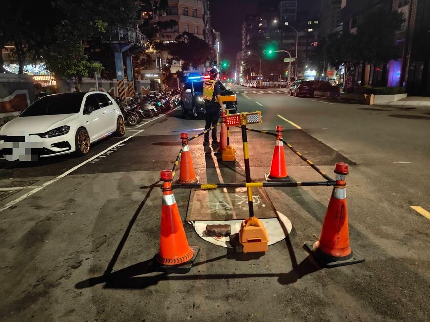 高雄前金區馬路現巨型坑洞　兩車輪胎遭損毀