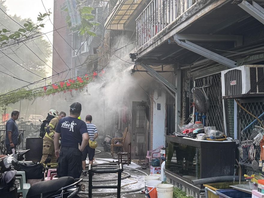 基隆巷內民宅火警！煙火燒竄4層樓　27名住戶緊急撤