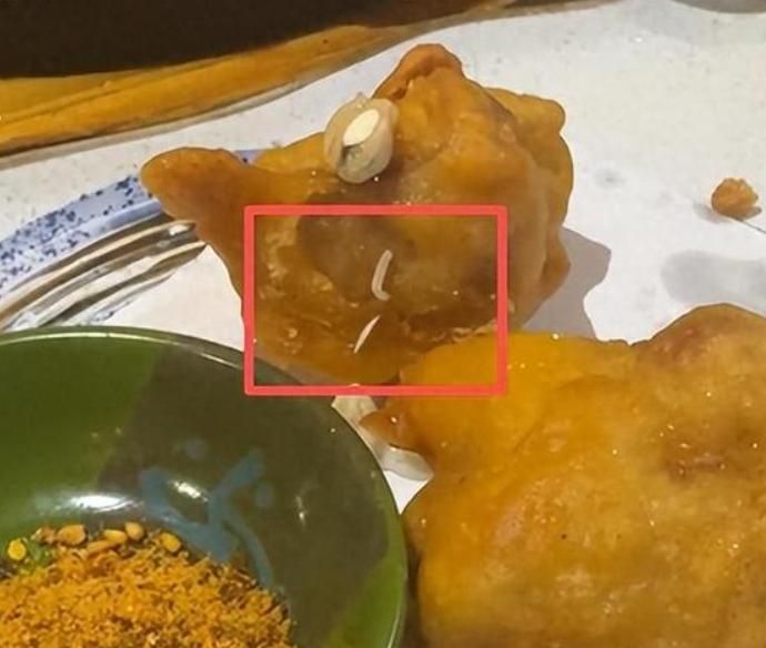 嚇！上海日料店炸雞驚現「活蛆蠕動」　業者：別的地方爬過去