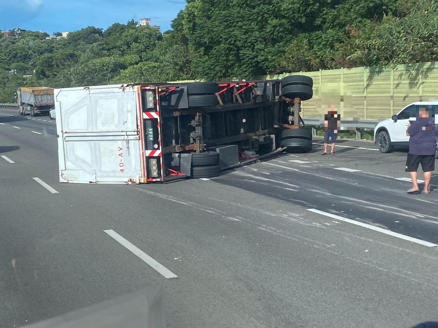 影/國3「大貨車翻覆」橫堵3車道！傷亡暫不明現場塞爆