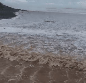 影/樺加沙「風王」發威　台東塔瓦溪口驚見「海水倒灌」
