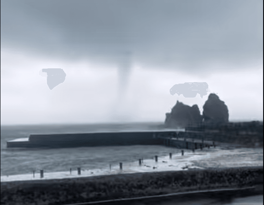 影/樺加沙暴風圈觸陸！綠島外海湧水龍捲　水柱衝雲霄