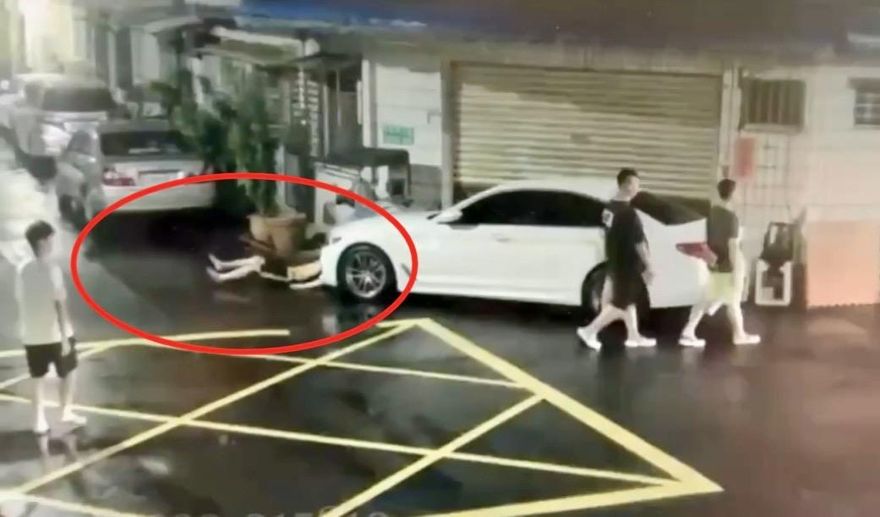 影/新北路倒男攻擊救護人員　遭上銬管束強制送醫