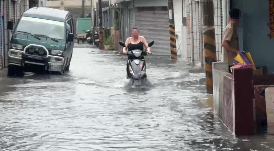 影/每逢大雨必成災！台東豐榮路69巷又淹水　住戶家具受損