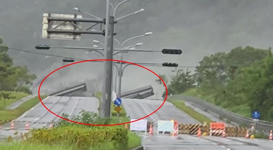 影/直擊！馬太鞍溪橋遭洪水沖毀　在場人員驚呼「橋掉了」