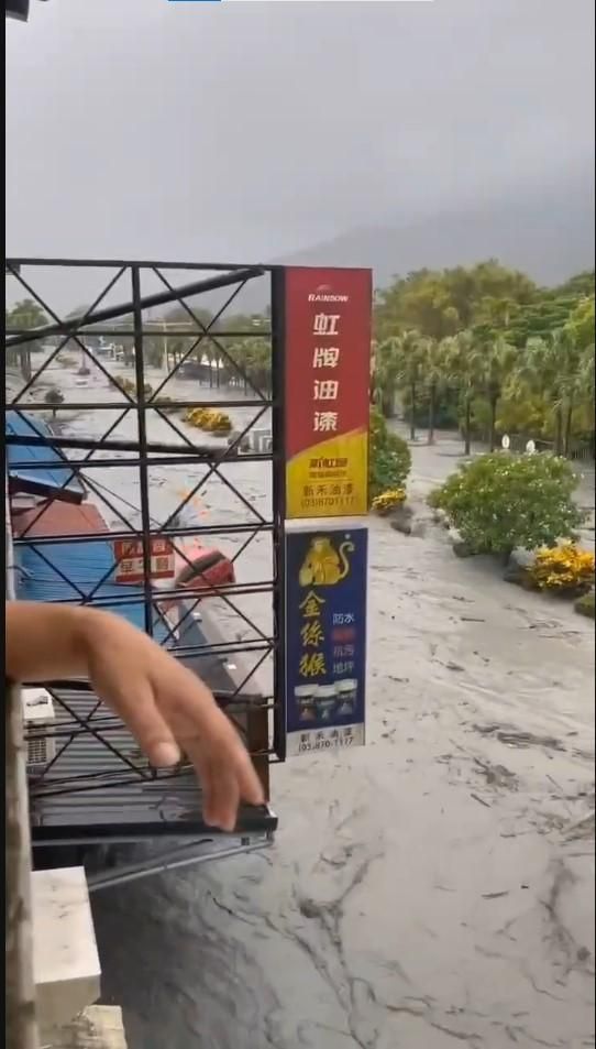 影/驚悚畫面！花蓮堰塞湖溢流　海嘯般泥流吞噬光復市區