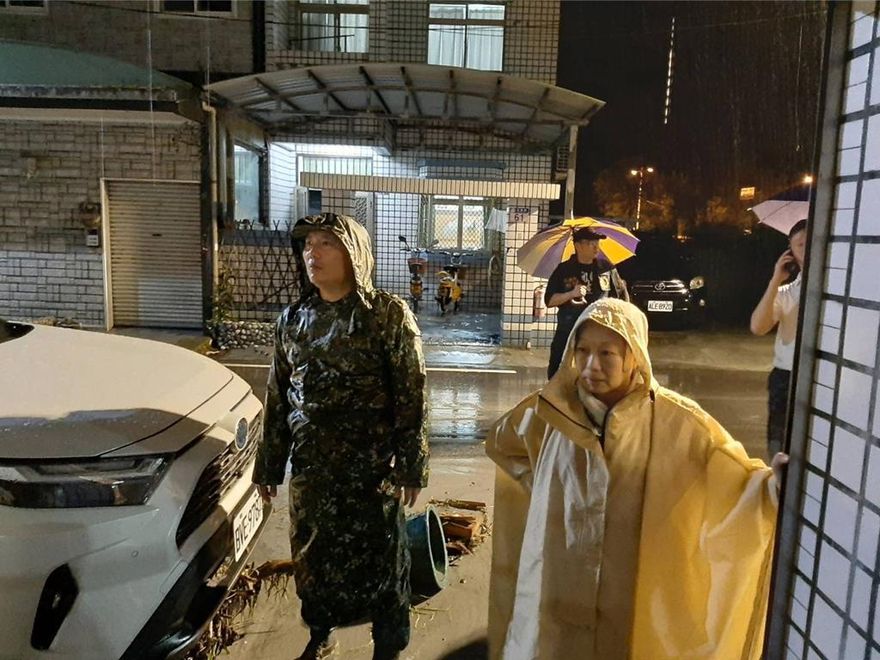 堰塞湖溢流毀光復鄉2死3失聯！徐榛蔚深夜偕國軍視察