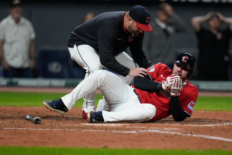 MLB/驚！160公里火球擦棒「臉濺血」　守護者DH倒地送醫