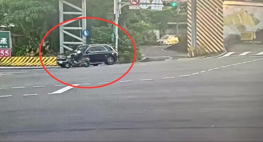 影/北市士林死亡車禍　機車遭賓士撞飛騎士傷重不治