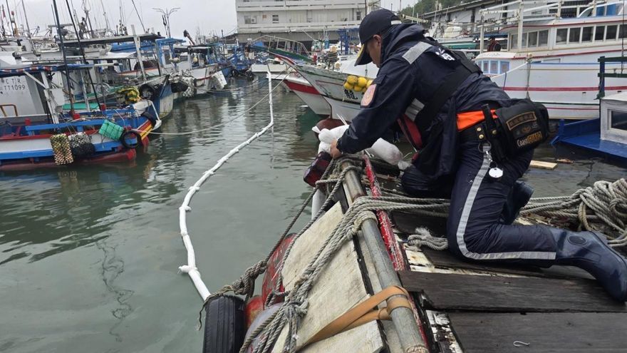 影/台東富岡漁港驚傳漁船半沉　200公升柴油險外洩