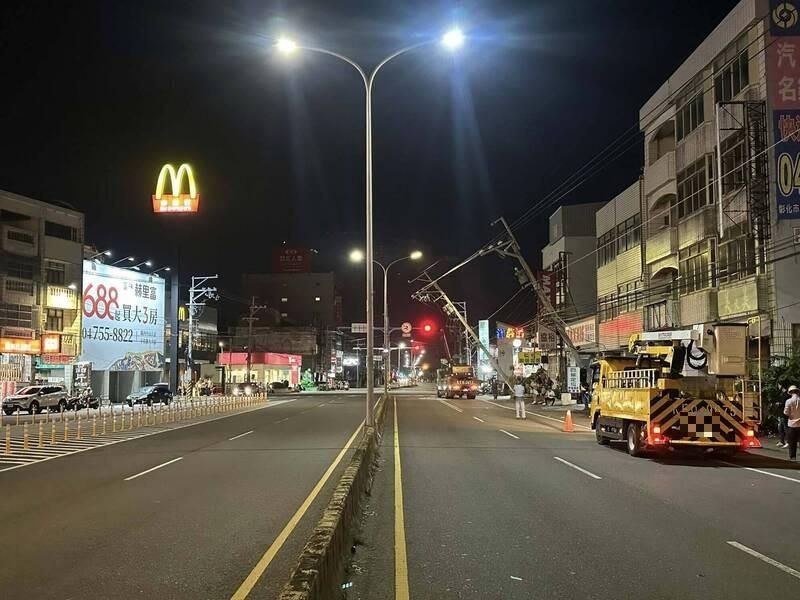 吊車未收吊桿釀禍！和美2電桿傾倒　台電：將向肇事者求償