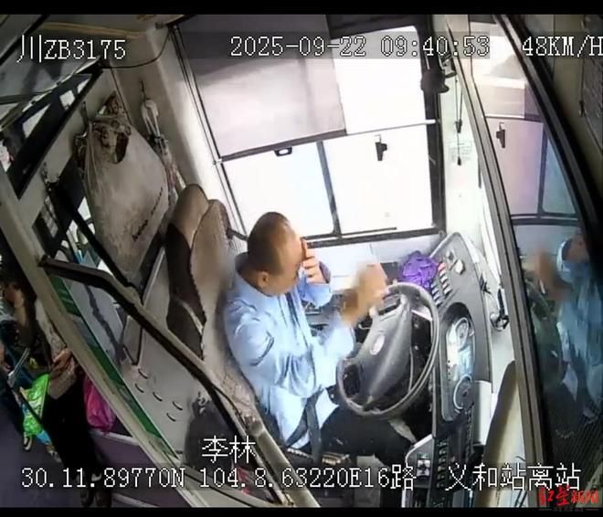 影/飛天鋼筋砸破擋風玻璃　陸公車司機「雙眼噴血」冷靜停車