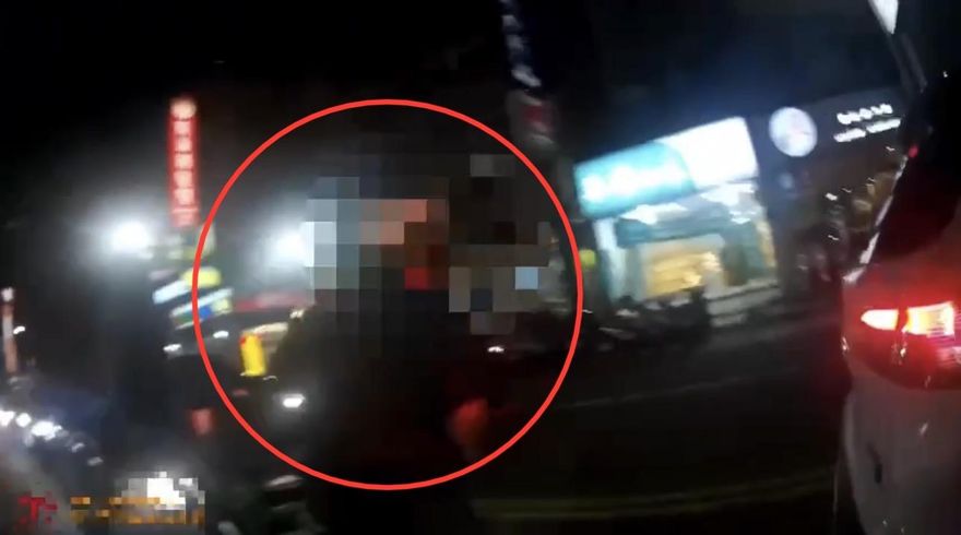 影/三重喪屍男毒駕拒檢街頭狂竄　警圍捕搜出4種毒品