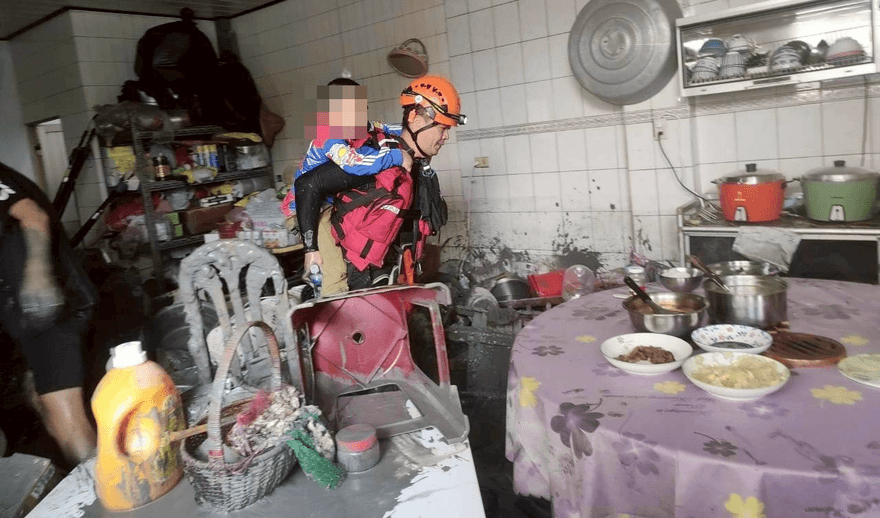 新北特搜隊成功救出3歲男童　今再派25人赴光復救災
