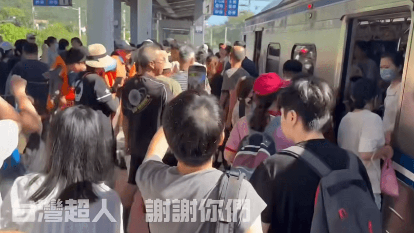 鏟子超人湧入區間車！光復車站「攏系郎」　畫面太感人