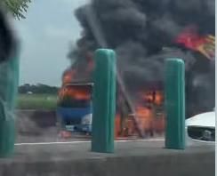 影/狀況危急！嘉義82快速道路「貨車整輛陷火海」傷亡不明