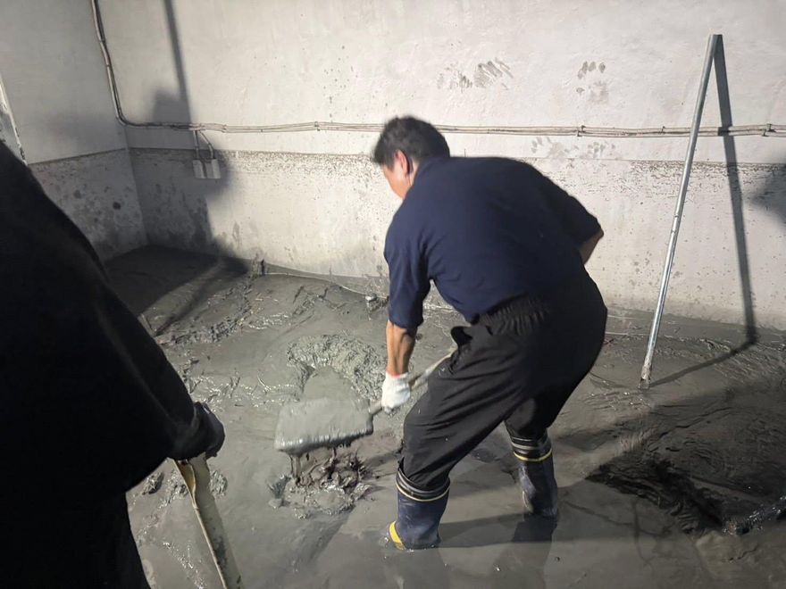 勘災遭「鏟子超人」要求親自動手清淤泥　傅崐萁試了幾鏟「曝感想」