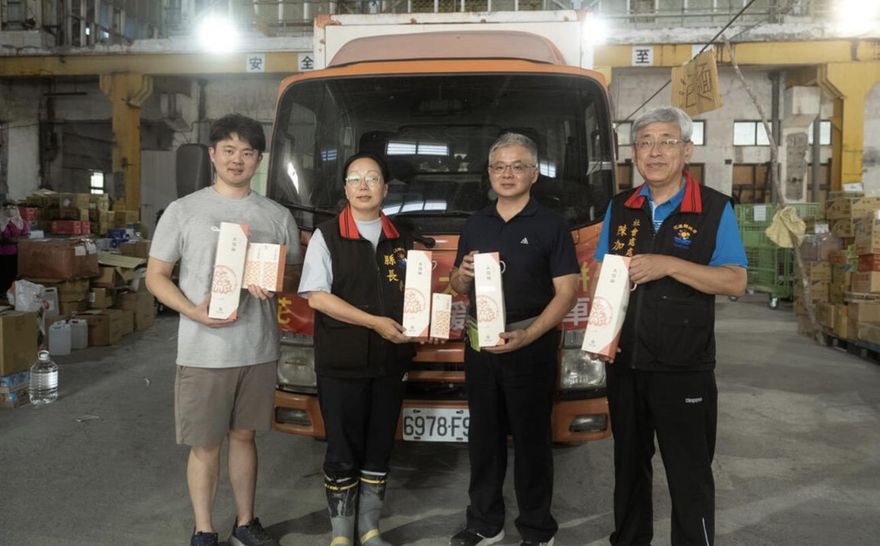 台中業者1日產線捐1.5萬個太陽餅　漏夜親送抵花蓮