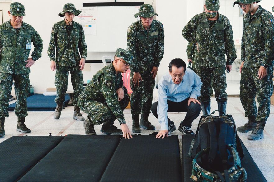 國防部長顧立雄赴花蓮慰勉救災國軍　盼中秋前恢復民眾生活