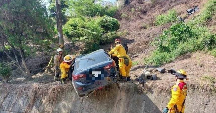 台南轎車驚悚卡邊坡懸空「2人受困」　17歲騎士昏迷送醫