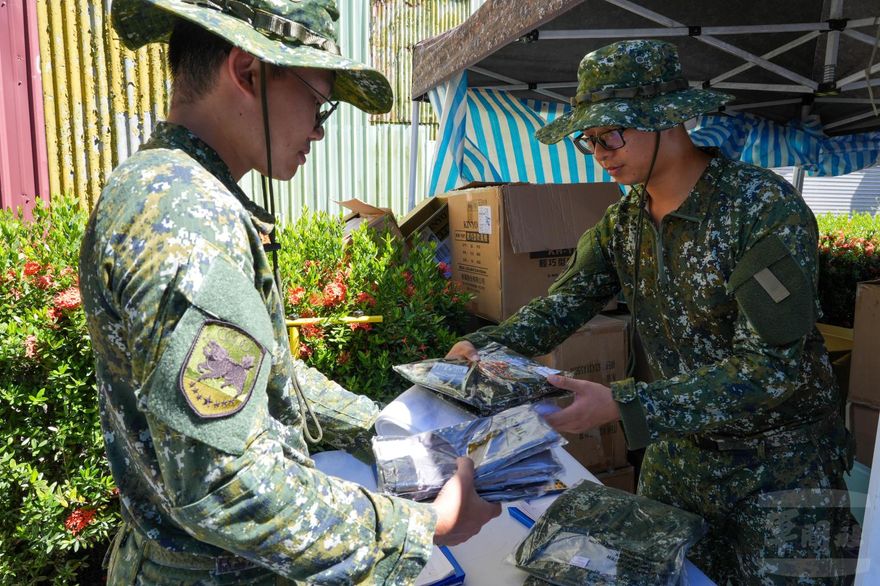力挺光復鄉救災官兵　花東防衛部開設服裝補給站