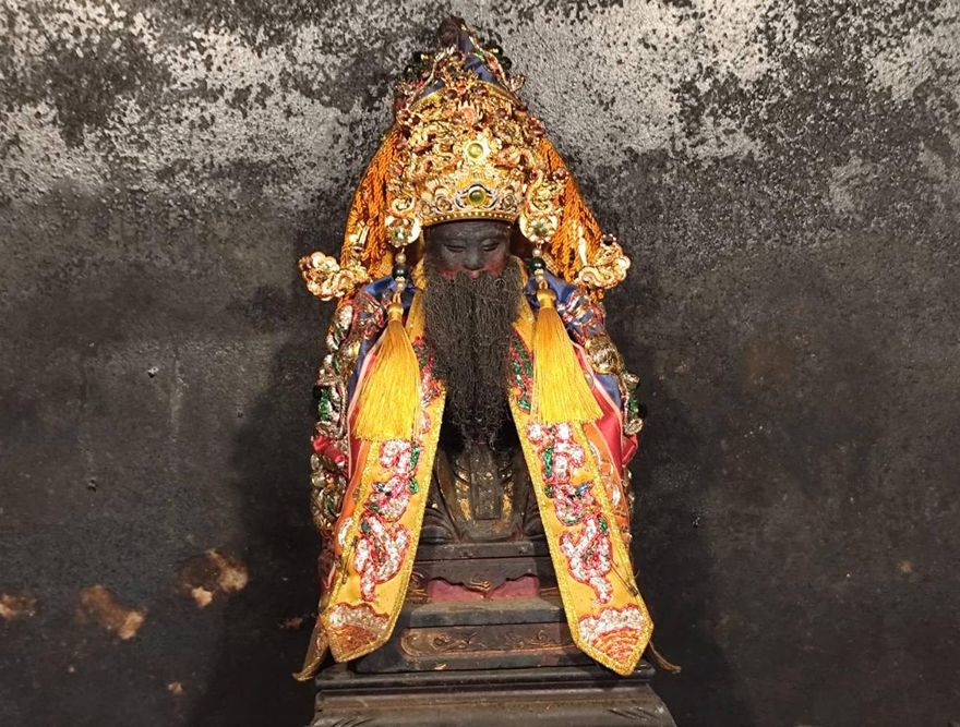 影/信眾湧南投石龍宮幫「泡麵土地公」賀壽　祈福再拿發財水