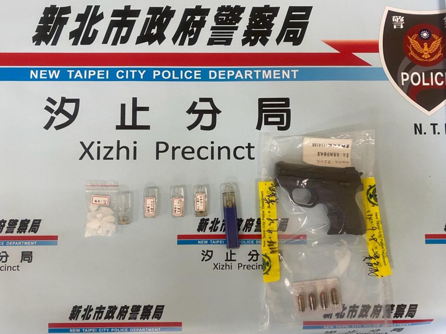 影/汐止男開車停社區車道　警方盤查揪出毒品與改造槍