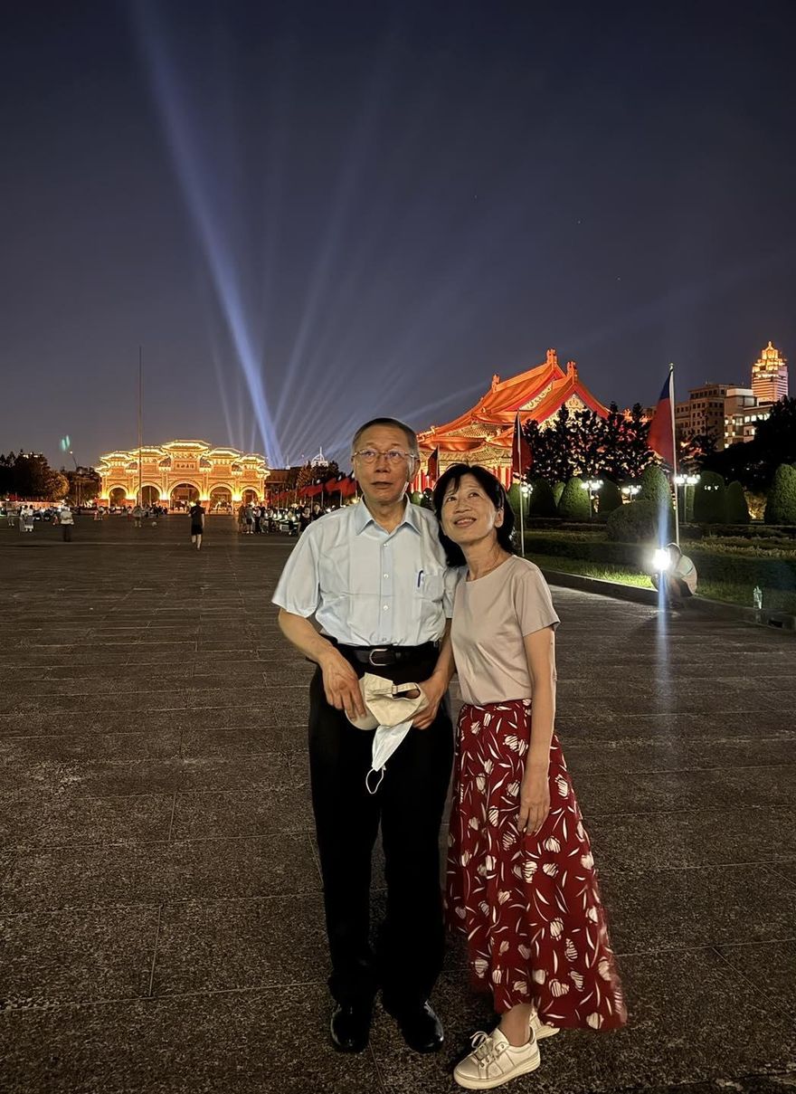 曬與陳佩琪夜遊中正紀念堂合照　柯文哲中秋節發聲：祝大家幸福平安