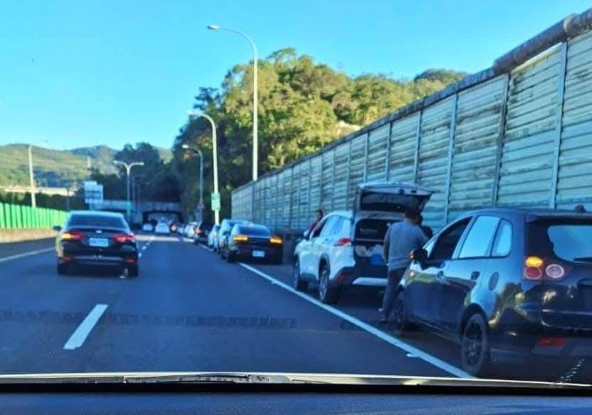 角鋼「雄起」釀上班噩耗！台62線「30車遭插穿爆胎」
