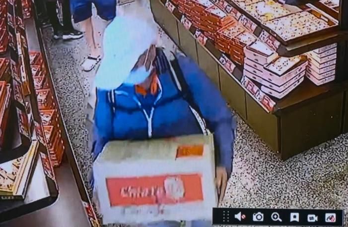 阿伯抱走整箱「佳德鳳梨酥」　警查出身分通知到案說明