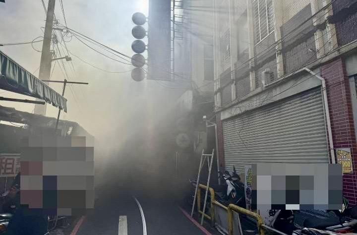 影/新北泰山鐵皮工廠大火悶燒濃煙密布　3人送醫