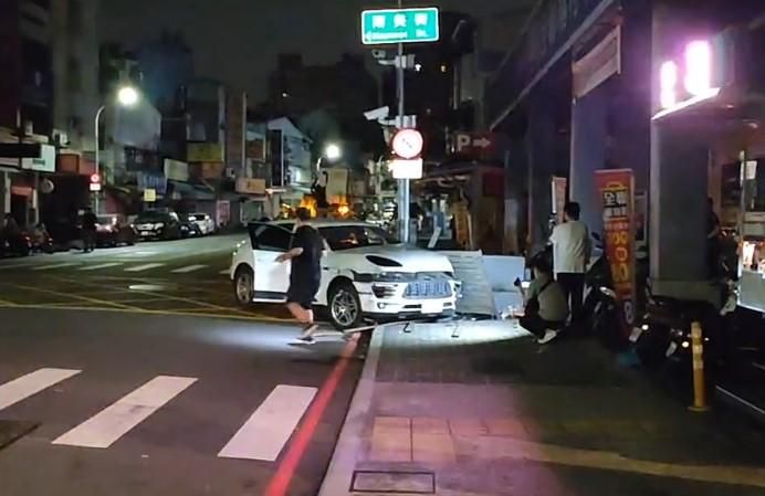 代駕突昏迷！保時捷失控撞變電箱...釀百戶停電
