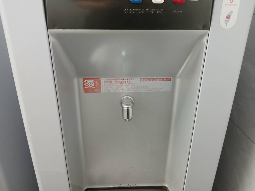 省錢北漂族裝水回家　公司不忍了怒貼「勿濫用水資源」