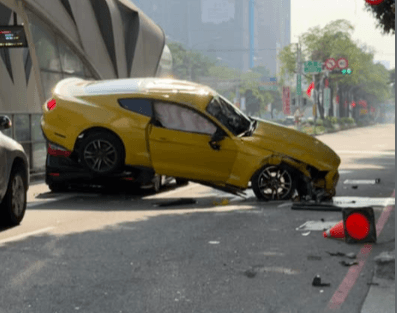台灣大道嚴重車禍！野馬衝撞人行道　波及3車、變電箱